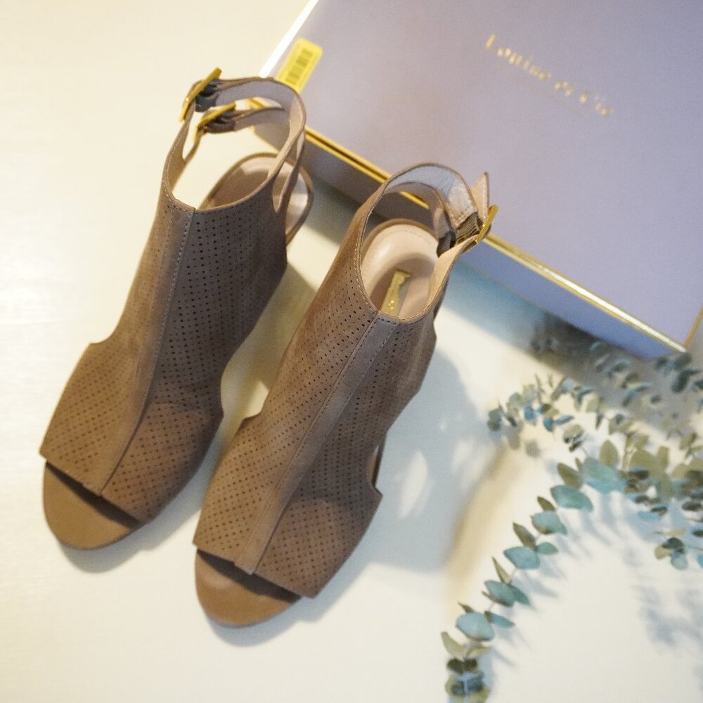 Louise et Cie Taupe Perforated Suede Open Toe Heels Size 8.5 Ghillie Sandal‎
